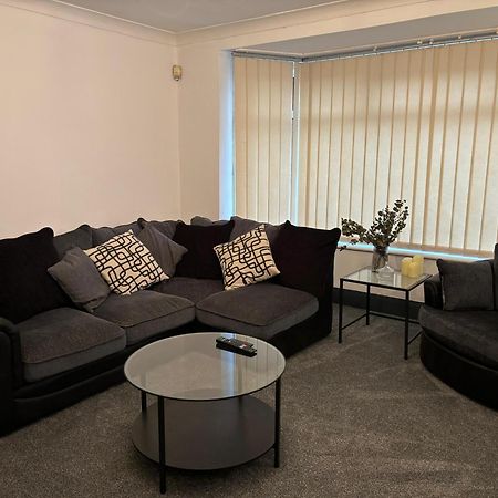 Cozy 3 Bed Home In Halifax With Secure Parking - Long & Short Stays Welcome! Ngoại thất bức ảnh