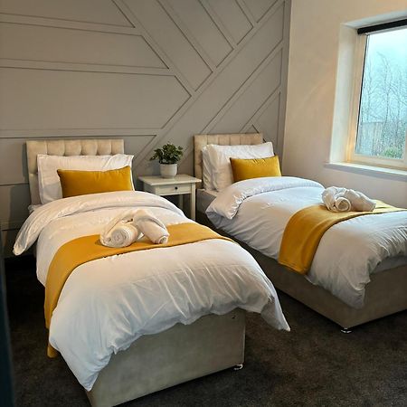Cozy 3 Bed Home In Halifax With Secure Parking - Long & Short Stays Welcome! Ngoại thất bức ảnh