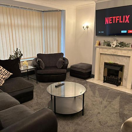 Cozy 3 Bed Home In Halifax With Secure Parking - Long & Short Stays Welcome! Ngoại thất bức ảnh