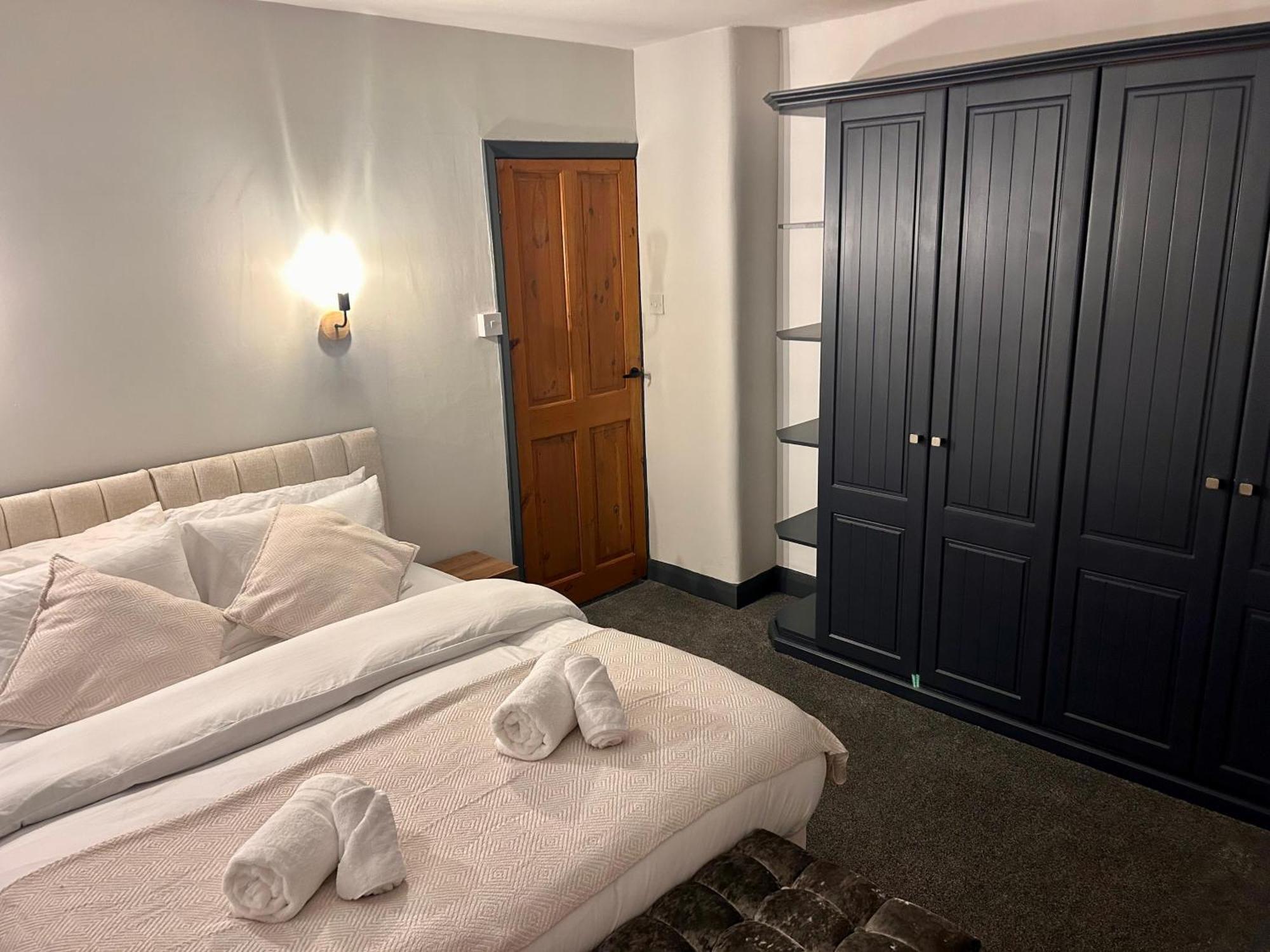 Cozy 3 Bed Home In Halifax With Secure Parking - Long & Short Stays Welcome! Ngoại thất bức ảnh