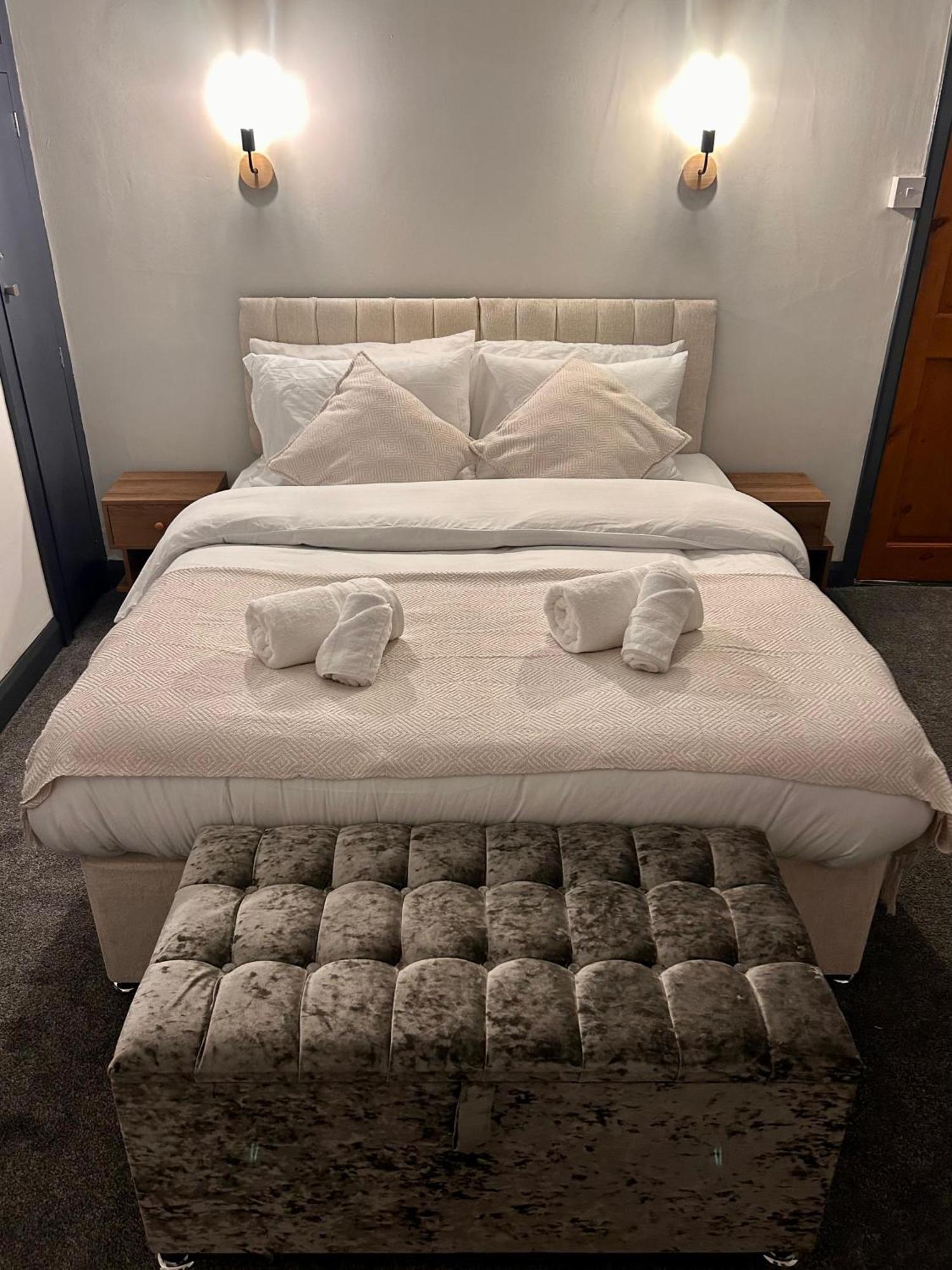 Cozy 3 Bed Home In Halifax With Secure Parking - Long & Short Stays Welcome! Ngoại thất bức ảnh