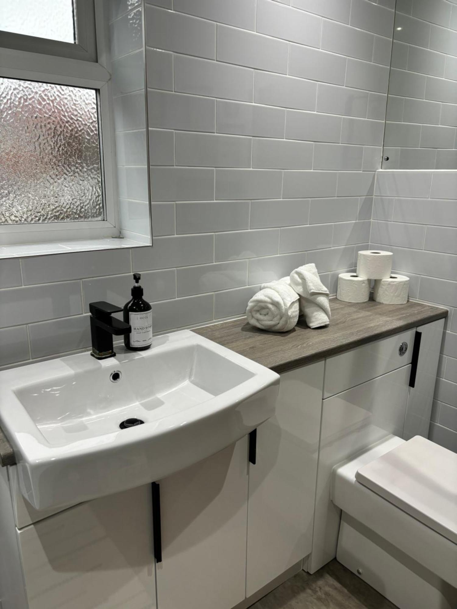 Cozy 3 Bed Home In Halifax With Secure Parking - Long & Short Stays Welcome! Ngoại thất bức ảnh