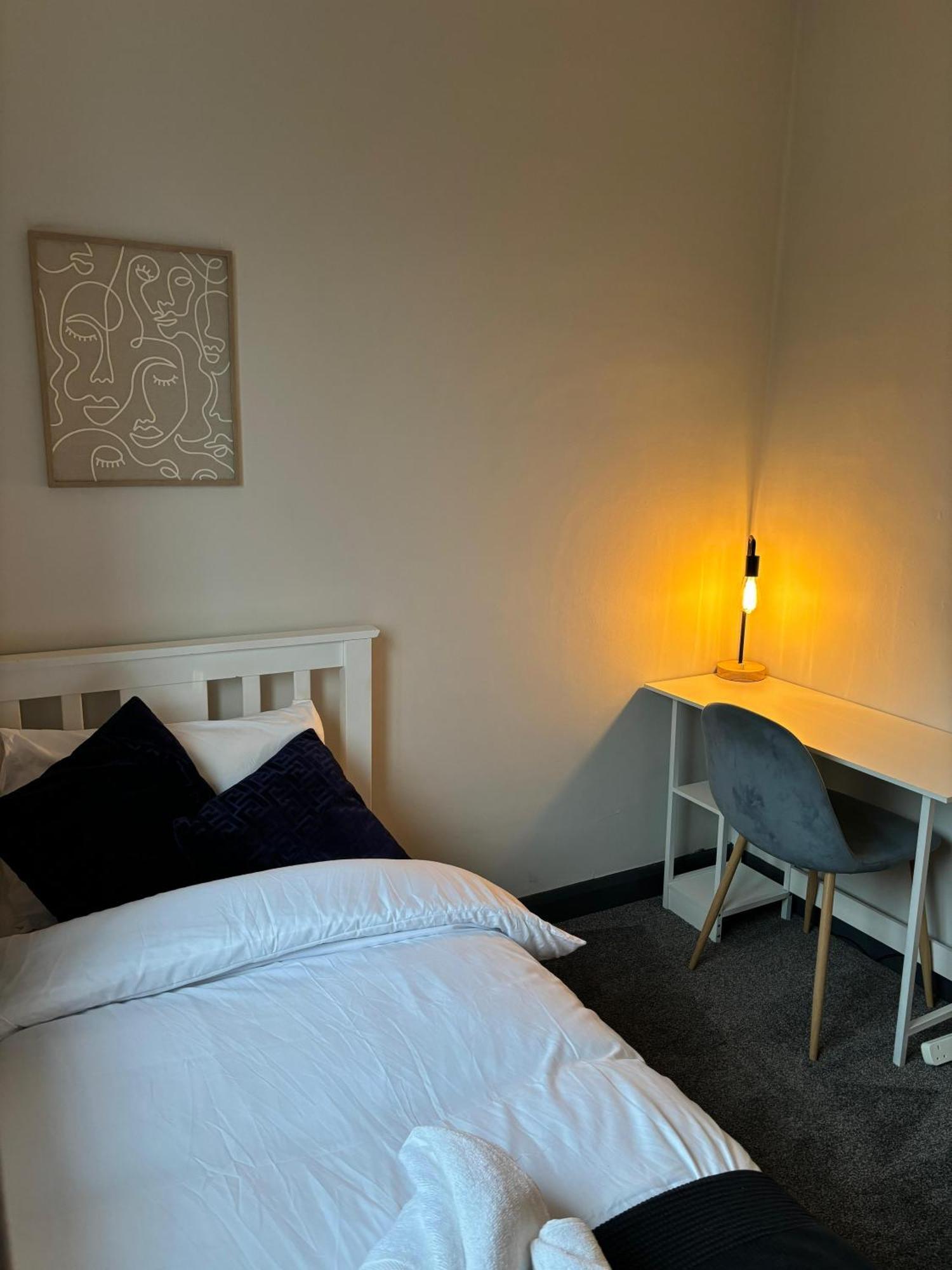 Cozy 3 Bed Home In Halifax With Secure Parking - Long & Short Stays Welcome! Ngoại thất bức ảnh