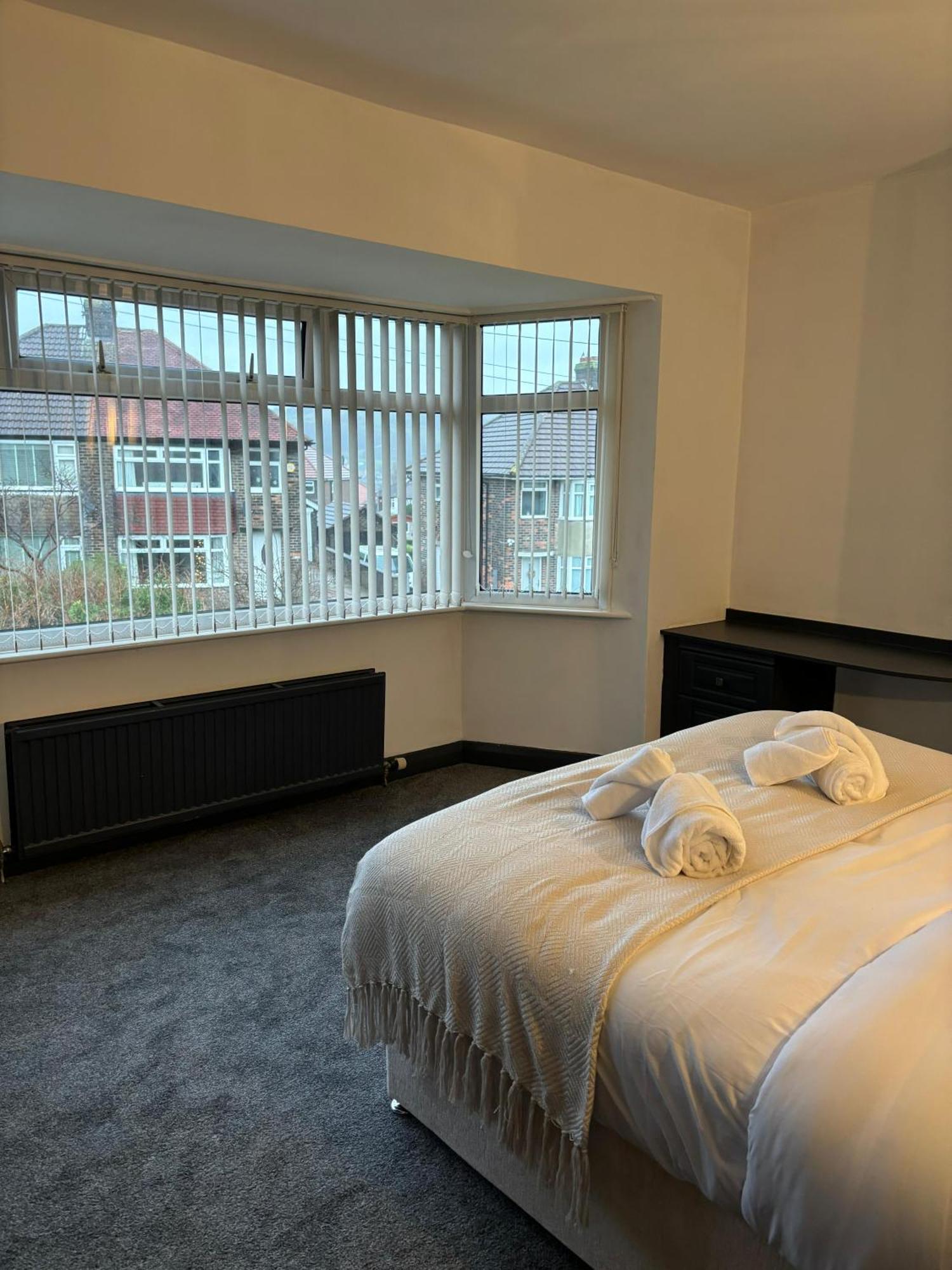 Cozy 3 Bed Home In Halifax With Secure Parking - Long & Short Stays Welcome! Ngoại thất bức ảnh