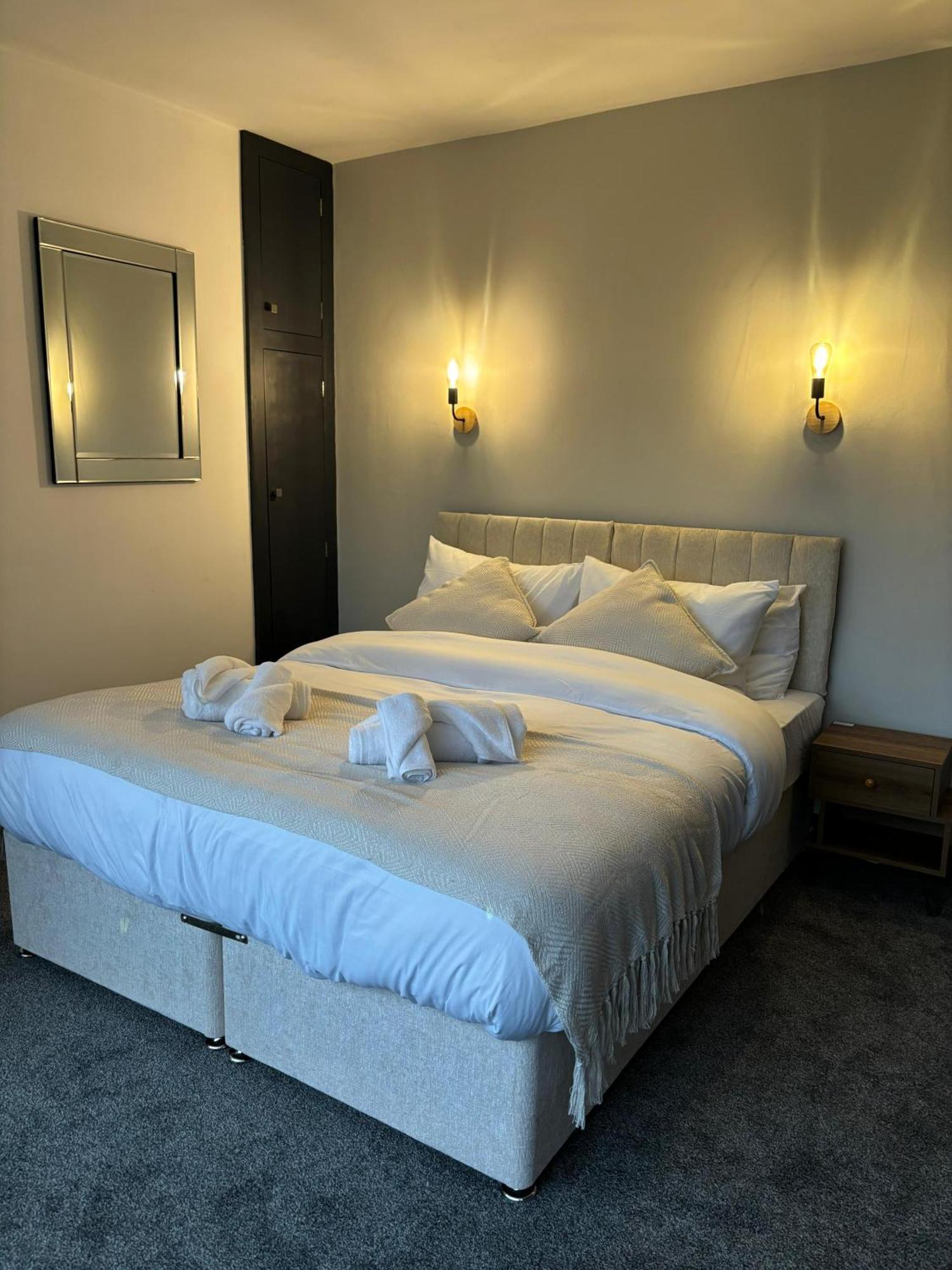Cozy 3 Bed Home In Halifax With Secure Parking - Long & Short Stays Welcome! Ngoại thất bức ảnh