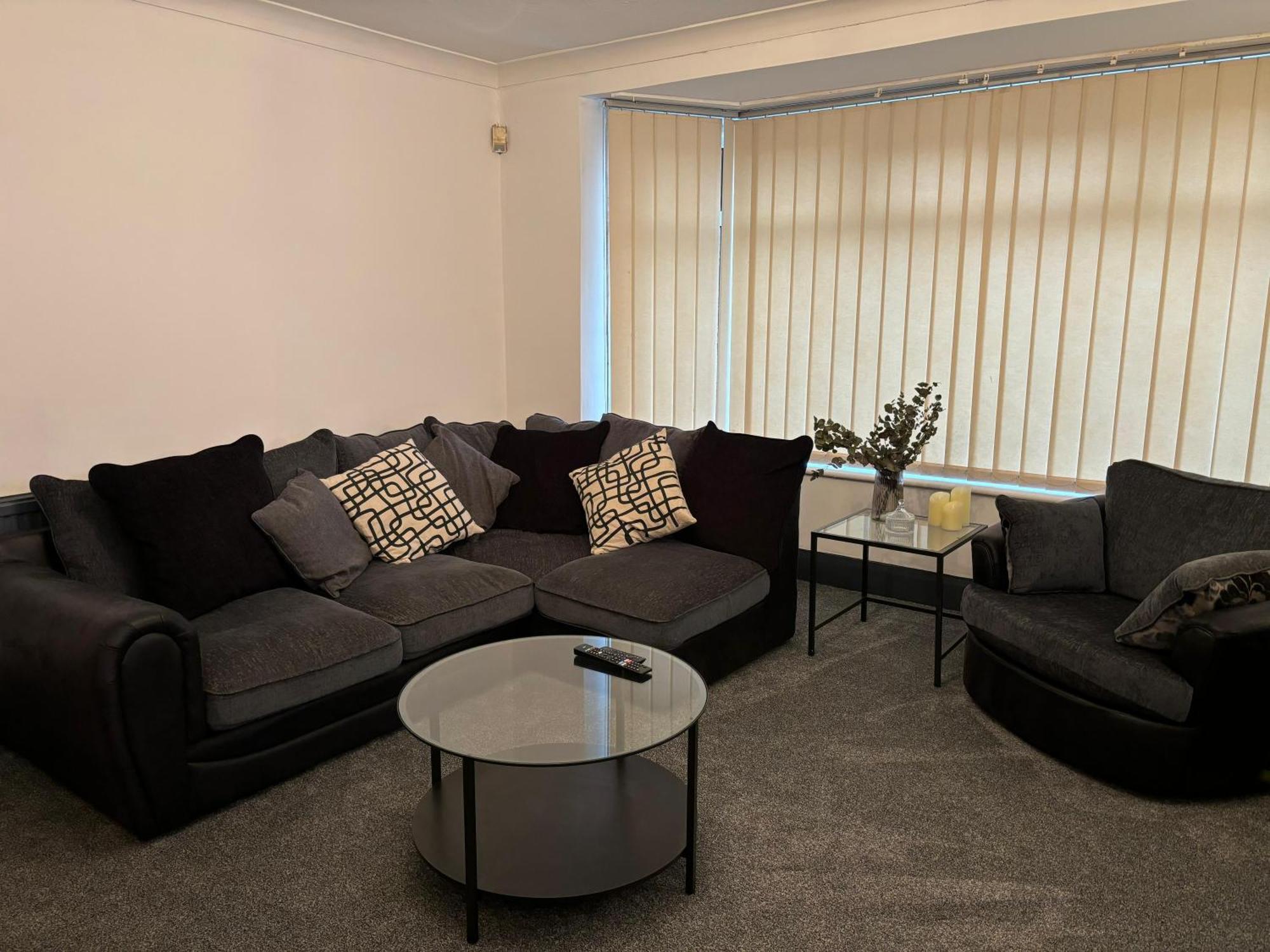 Cozy 3 Bed Home In Halifax With Secure Parking - Long & Short Stays Welcome! Ngoại thất bức ảnh