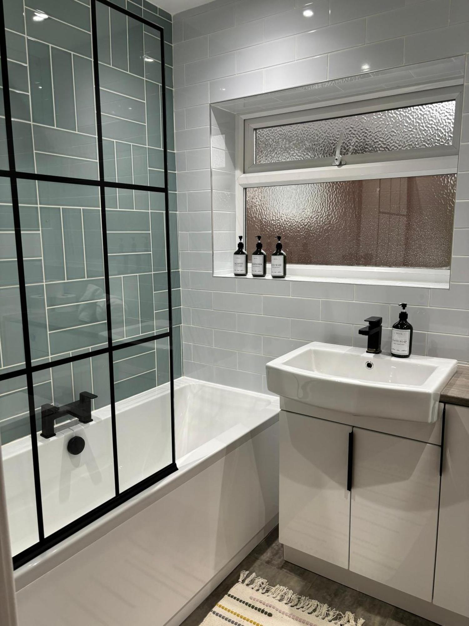Cozy 3 Bed Home In Halifax With Secure Parking - Long & Short Stays Welcome! Ngoại thất bức ảnh