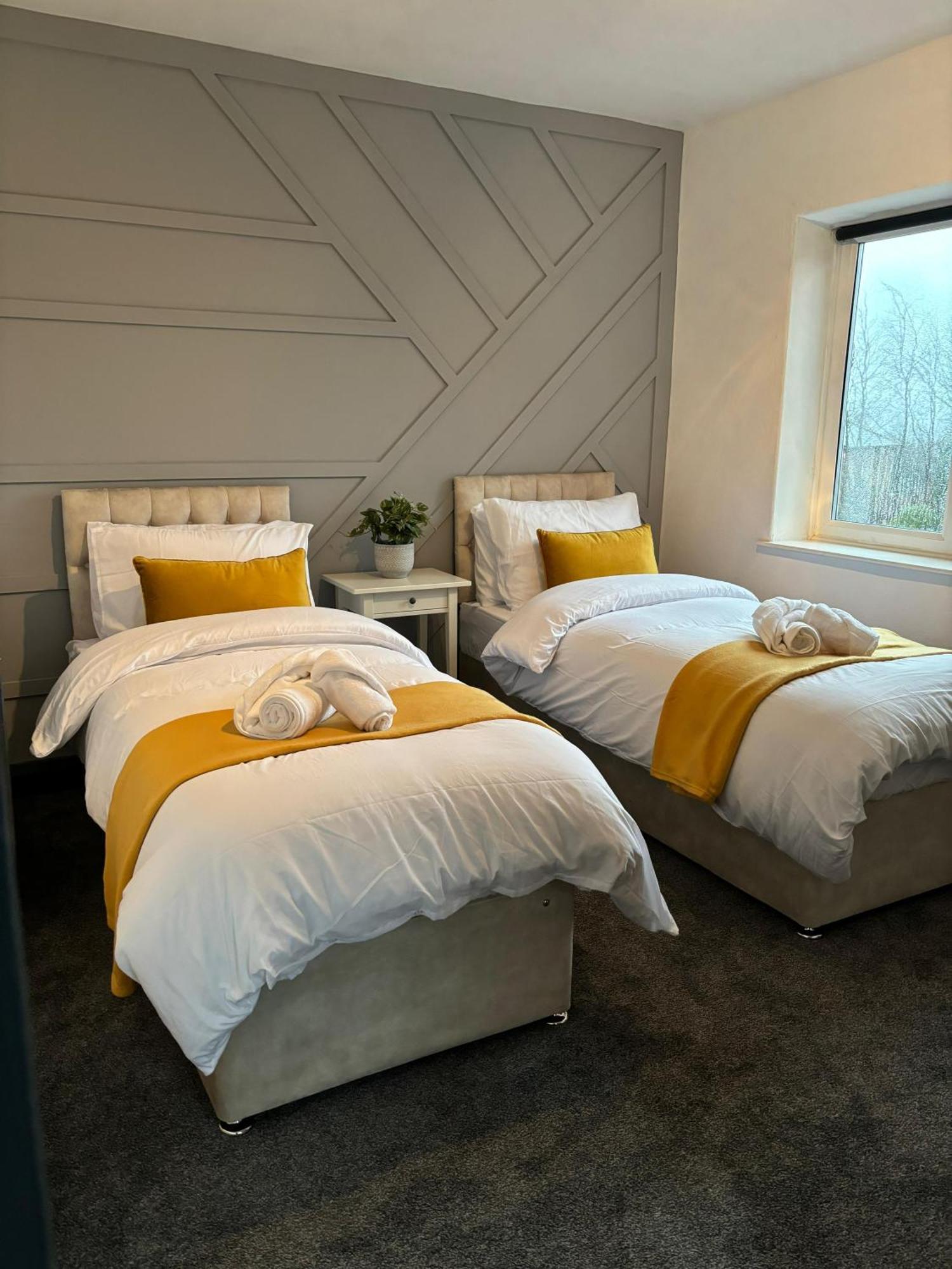 Cozy 3 Bed Home In Halifax With Secure Parking - Long & Short Stays Welcome! Ngoại thất bức ảnh