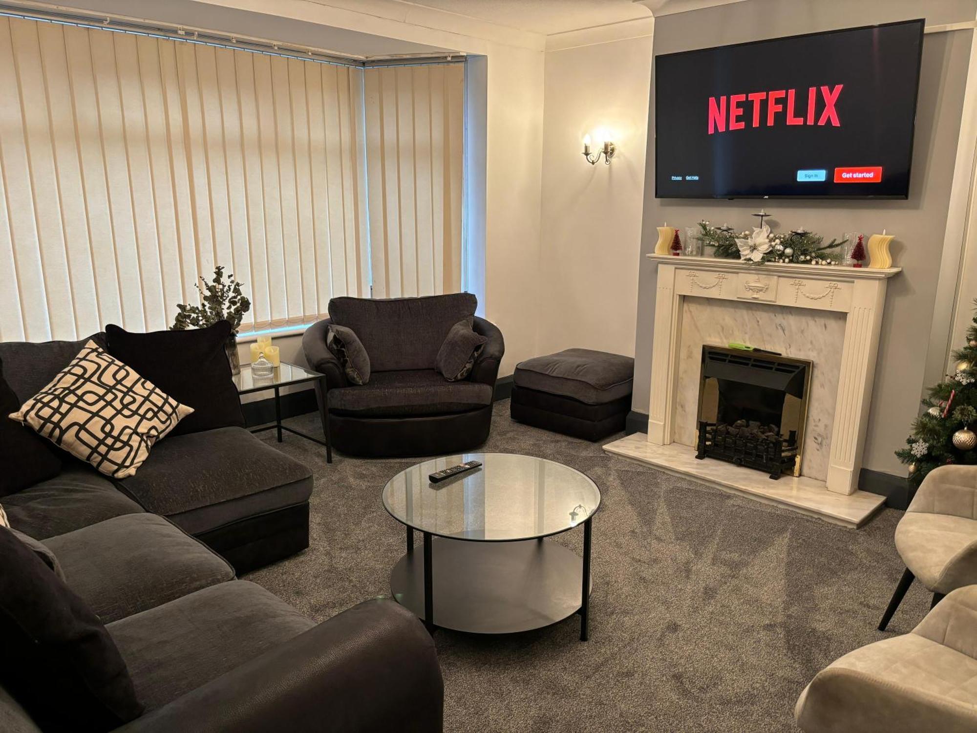 Cozy 3 Bed Home In Halifax With Secure Parking - Long & Short Stays Welcome! Ngoại thất bức ảnh
